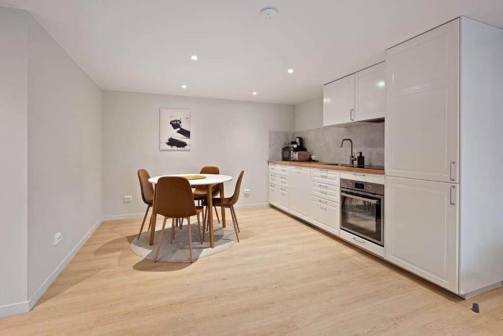 Practical Basement Apt With All Home Comforts Close To City Centre Stavanger Exterior foto